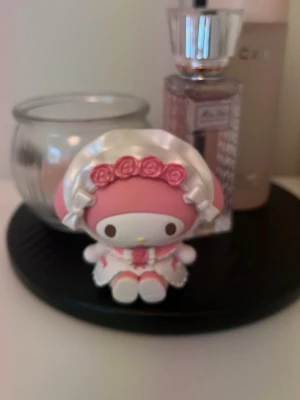 My Melody figur från miniso - Supergullig My Melody figur från en mystery box från miniso köpt för ett par år sedan. Boxen och en liten token kommer med. Men boxen är lite skadad