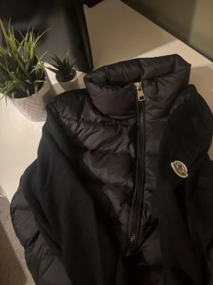 Svart Moncler Cardigan - Moncler cardigan i storlek 2 (m), fick denna i julklapp med den passade inte så säljer den nu. Priset kan diskuteras.