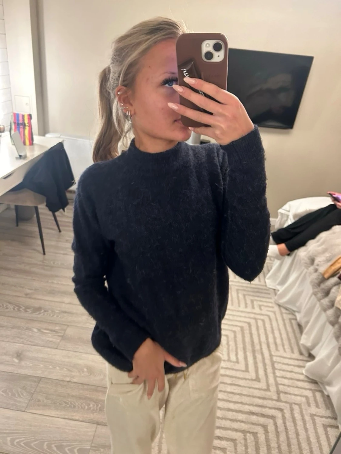 Mörkblå stickad tröja med rund hals - 2