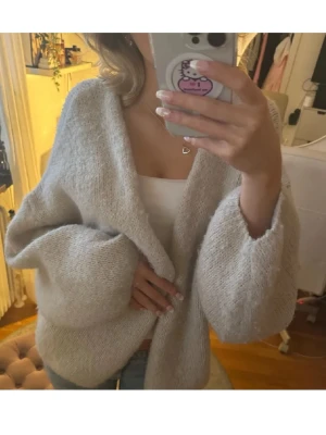 Lindex kofta  - Säljer denna jättefina kofta från Lindex🩷använd men i gått skick 😇hör av er för fler frågor 