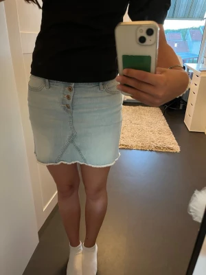 Ljusblå jeanskjol med knappar - Säljer en ljusblå jeanskjol som tyvärr har blivit för liten 💕💕