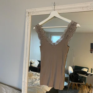 Topp / Linne fr. Lindex i strl XS - Topp / linne från Lindex i strl XS. Säljes pga att den ej kmr till användning längre. Utgången ur sortimentet. Säljes för 65 kr exkl. frakt. Kan fraktas eller mötas upp i Göteborg. Finns på fler sidor! 
