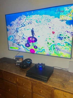 Playstation 4 Pro - Säljer en PlayStation 4 Pro 1 TB i extremt bra skick. Konsolen kommer med en handkontroll, headset, Call of Duty: Black Ops 6 (på disk), HDMI-kabel och strömkabel.  Allt fungerar felfritt och konsolen är väl omhändertagen Nypris ligger på runt 2500-3000 kr totalt! Skriv bara vid frågor!