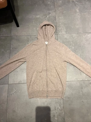 John Henric kashmir hoodie - Säljer då den inte används längre. Fint skick!