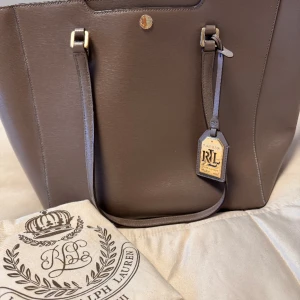 Lauren Ralph Lauren Tote Large - Lauren Ralph Lauren Tote Large (som ny) Dustbag medföljer.  Slutsåld i butik.  Nypris: 4500 kr