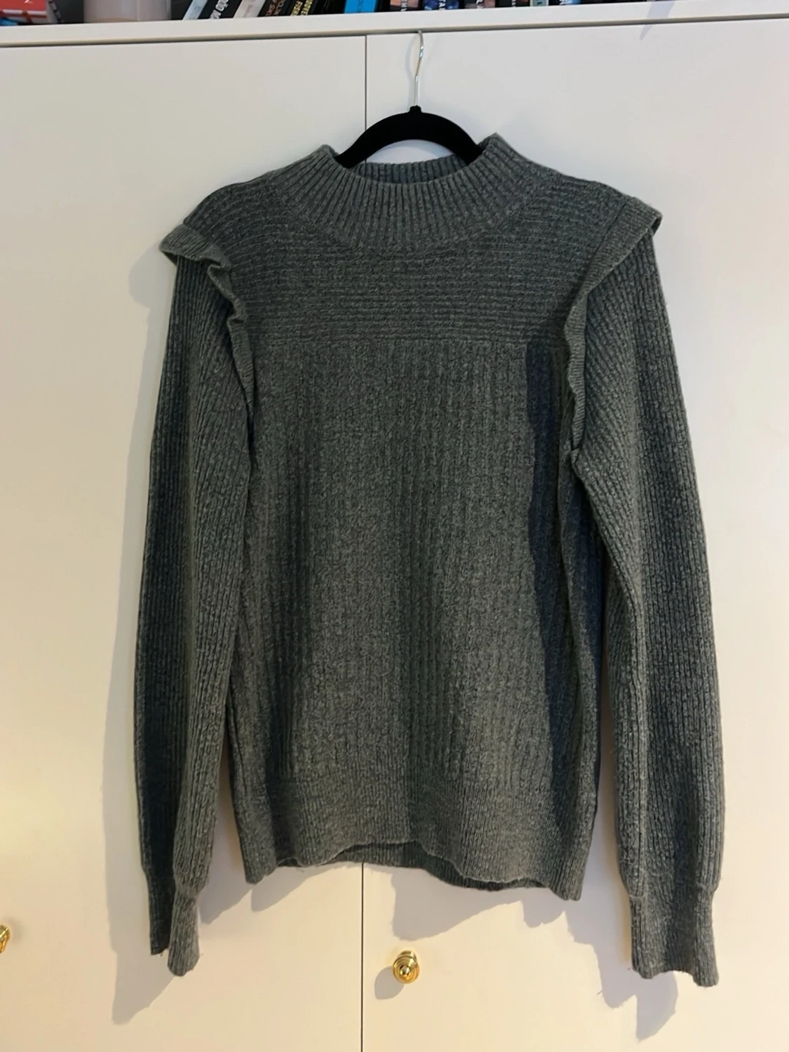 Stickad tröja med volangdetalj