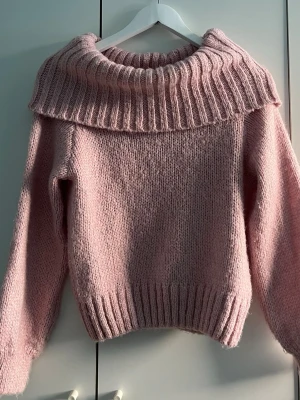 Ljusrosa stickad tröja - Populär ljusrosa stickad tröja från Gina som är off shoulder. Säljs inte längre. Använd fåtal gånger😇