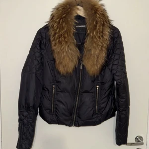 Rock&blue - Kort pufferjacka från Rockandblue med riktig päls. Priset kan diskuteras. Vid köp av två eller fler varor får du dessutom välja en present 🎁❤️ (presenterna kan jag visa i DM eftersom de inte finns upplagda här).