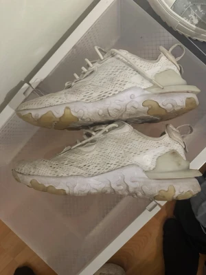 Nike skor react  - Smutsiga men annars bra skick inga skador eller liknande 