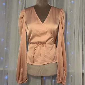 Beige-rosa Silkesblus  - Beige-rosa Silkesblus som aldrig kommit till användning. 