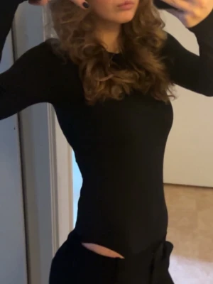 Svart body - Säljer en skit snygg body från hm, säljer då jag inte använder den längre! Storlek S. 