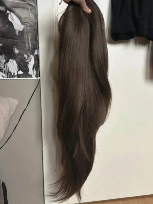 Syntetisk T-Lace Wig/Peruk - tål värme upp till 120 grader, 18 inch.  endast testad, inte använd, köpt från fairwithhair.se