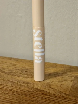 Rebecca Stella - Grand Gorg Volumizing Mascara - Svart - Ny Oanvänd! - ° NY OANVÄND! Rebecca Stella Grand Gorg Volumizing Mascara Svart  Redo för dramatiska fransar som syns? Denna magiska formula ger volym och fyllighet till dina fransar redan från första appliceringen. Den hållbara formulan och den inbyggda filmformaren säkerställer en dramatisk blick som varar länge utan touch-ups.  HUVUDFÖRDELAR: - Volym och definition - Hög täckning - Smudge-proof  Vegansk, tillverkad i Italien.  ° Jag ansvarar inte för frakt leverantörens slarv