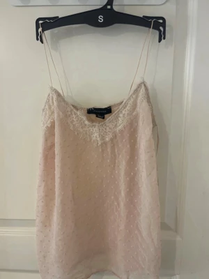 Vintage linne - strl XSS - Säljer en söt spets linne från Atmosphere o storlek 32. Väldigt söt och fin, den är lite genomskinlig och snörena är som trådar❤️