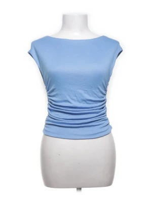 AMISU - Snygg ljusblå topp med rynkade sidor och ärmlös design. Bred halsringning och är tillverkad i ett mjukt, stretchigt material som sitter bekvämt mot kroppen. Storlek Medium men passar mindre också 