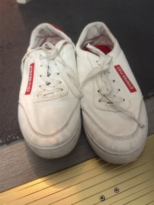 Två skor för 50kr - Har inte använt dessa alls och glömt att jag har haft dom. För dom med svart blå har storlek 36 och dem vita 39