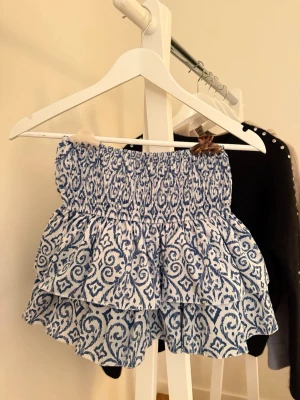 Blåvit volangkjol från Meet me there - Blå vit meet me there kjol med två volanger i storlek xxs/xs, kjolen är gjort i stretchigt material så den även passar s😇😇