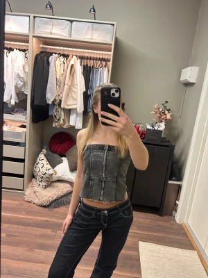 Jeans topp - Jättefin tubtopp i jeans material!!! Endast använd en gång och har inge defekter! Pris kan diskuteras!!