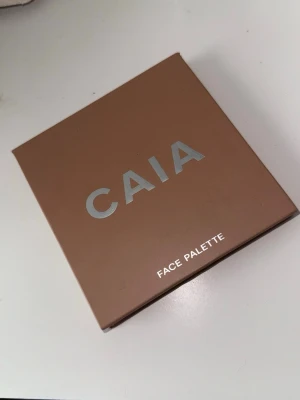 CAIA Classy Summer Face Palette - Limited edition säljes ej längre. Endast testad🩷Snygg ansiktspalett från CAIA med fyra olika puder: en matt brun contour, en varm bronzer, en ljusrosa blush och en skimrande persikofärgad highlighter. Paletten har spegel och är i färgen 'Classy Summer Light to Medium'. Perfekt för att skapa en fräsch look.