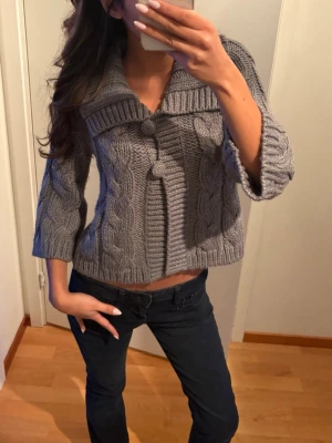 Grå stickad kofta med stora knappar - En trekvartsärmad stickad kofta från espirit i strl xs! Den är i färgen grå/blå