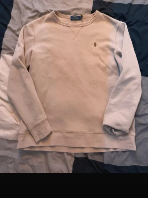 Beige sweatshirt från Polo Ralph Lauren - En beige Ralph lauren tröja. Storlek M men passar också S. Oanvänd då den är lite för liten