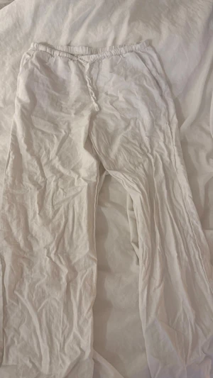 Vita linnebyxor från Gina Tricot - Säljer ett par vita linnebyxor från Gina Tricot med elastisk midja och snörning i storlek 146/152 och nästan aldrig använda. Skriv privat för mer bilder💕
