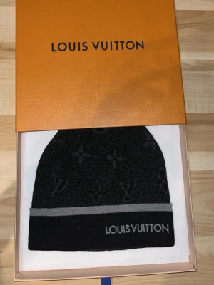Lv mössa - Helt ny aldrig använd. Levereras med box. Pris går att diskuteras vid snabb affär. 