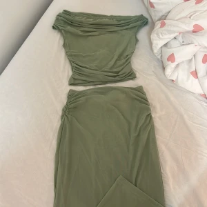 Ljusgrönt sett från SHEIN XS - Säljer ett ljusgrönt sett från SHEIN i storlek XS. Toppen har snygga draperade detaljer  och kjolen är lång. Använd en gång. 