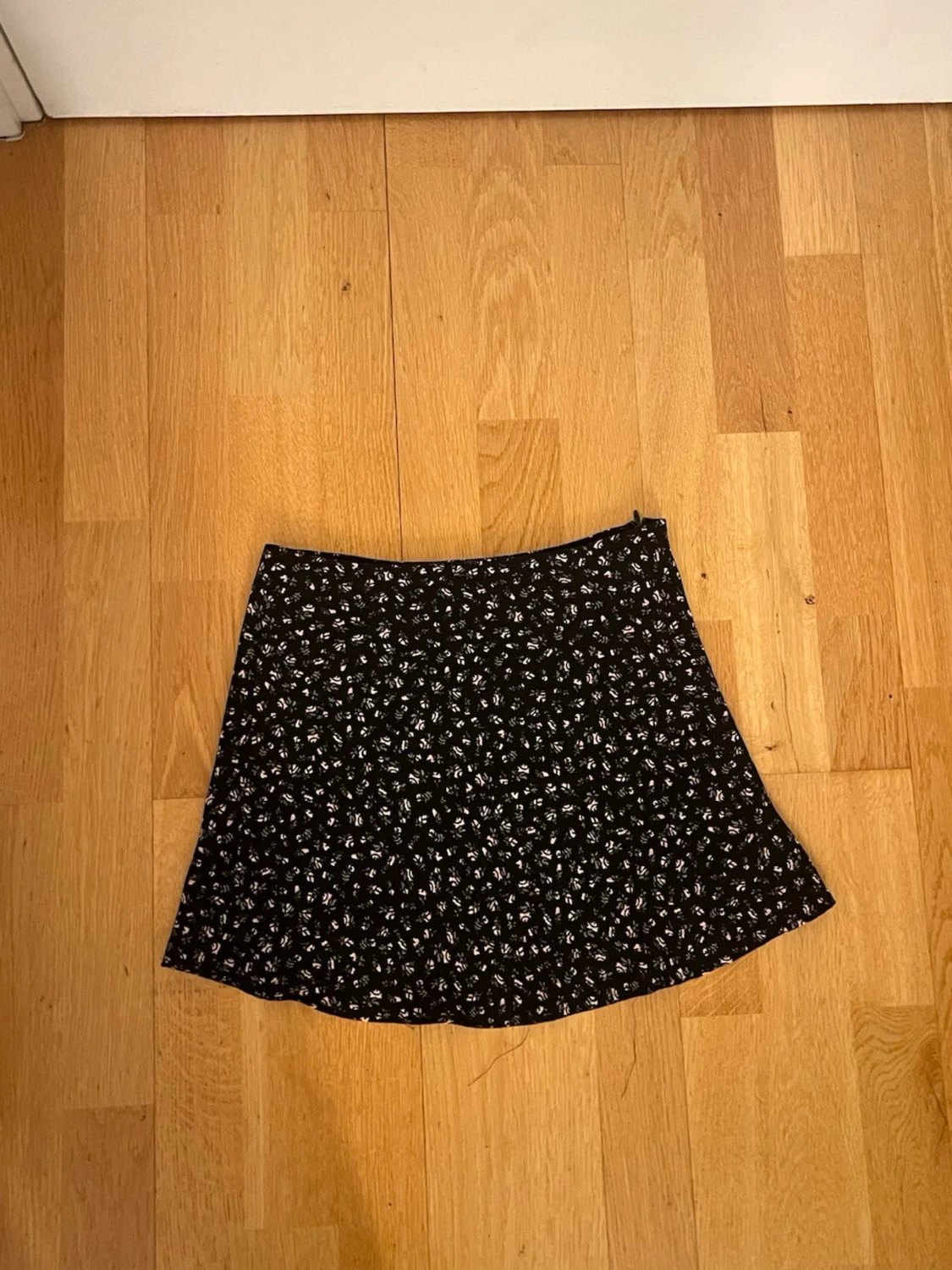 Svart blommig kjol från H&M Divided