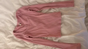 Rosa ribbad långärmad topp från Nelly - Säljer en ljusrosa långärmad topp från Nelly i storlek XS. Toppen är ribbad och U-ringad och har långa armar. Nästan helt oanvänd, säljer pga fel storlek.❣️