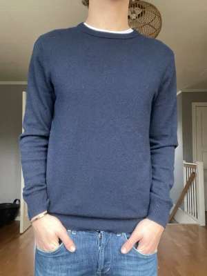 John Henric kashmir tröja - Tjena säljer nu min riktigt snygga och populära tröja ifrån John Henric i 100% Kashmir. Storlek S. Grymt skick! Hör av er vid fler funderingar🤝