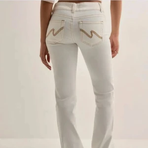  vita nelly jeans  - säljer storlek 32, stockholm