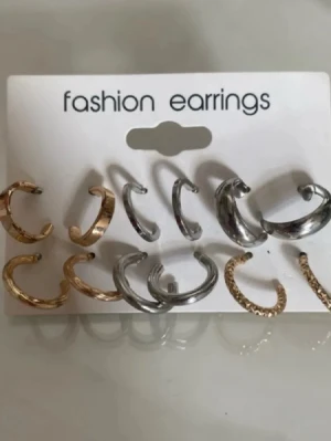 örhängen  - Säljer olika örhängen både i guld och silver. Aldrig använda och ska vara rostfritt stål!