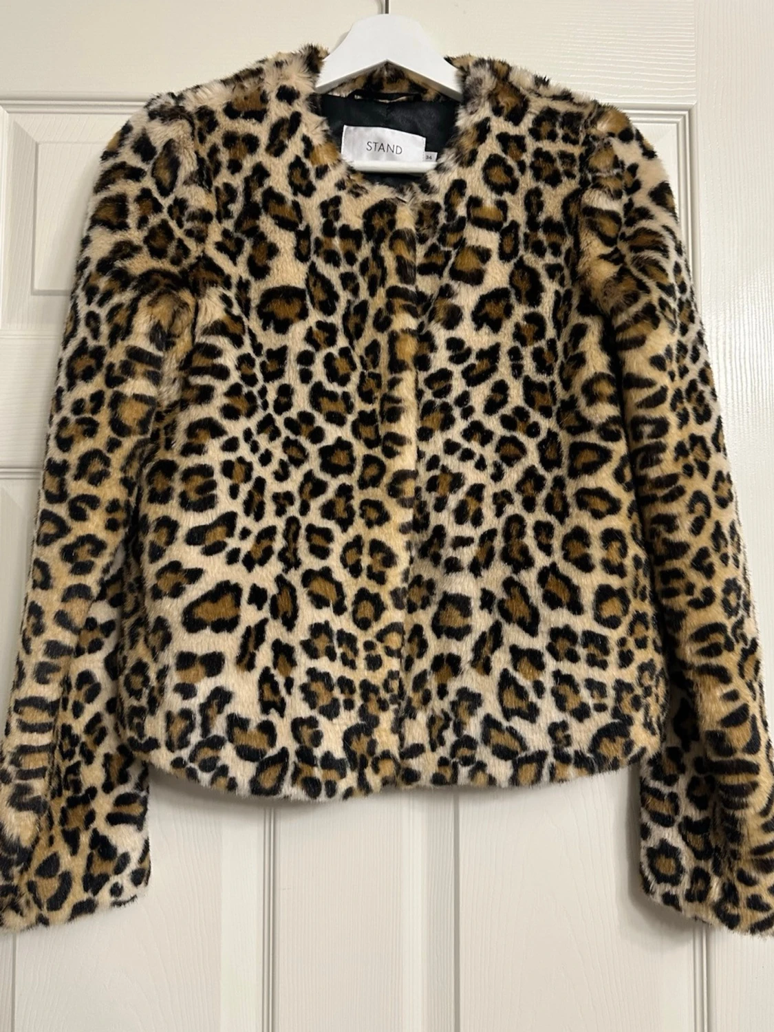 Leopardmönstrad pälsjacka från Stand