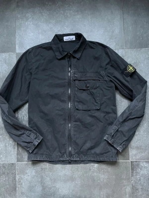 Stone Island overshirt  - Tjena, säljer nu denna riktigt snygga och populära Stone Island overshirten i bra skick, inga skador, storlek S, hör av er vid frågor och funderingar🙌🤝