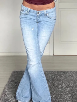 ERA denim jeans - Jeans köpta här på plick och säljer de då dem inte passade mig💓 Midjemått: 36 cm rakt över, innerbenslängd: 80 cm