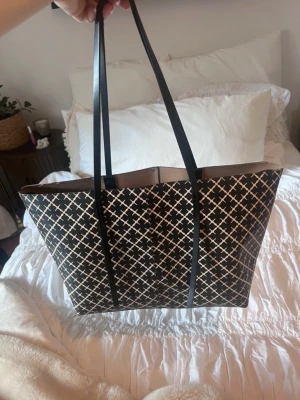 By Malene Birger väska - Stilren väska från Malene Birger i modellen Abigail, smala axelband, insidan är rymlig och har en matchande innerficka. I fint skick 🩷