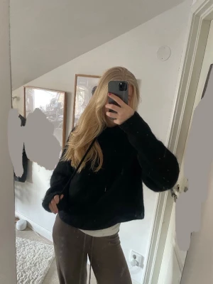 Svart hoodie i mohairmix från Holiday kollektionen (H&M) - Mysig svart hoodie i mohairmix från Holiday med huva och snörning. Tröjan har en fluffig, stickad känsla och lång ärm. Prislapp sitter fortfarande kvar. Superskön nu under kallare dagar, skriv för fler bilder (: