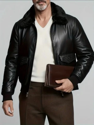 Svart skinnjacka med fuskpäls - Snygg svart skinnjacka med fuskpäls på kragen och coola fickdetaljer i krokodilpräglat mönster. Jackan har dragkedja framtill och ribbade muddar vid ärmslut och midja. Perfekt för dig som vill ha en stilren och edgy look.