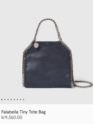 Äkta Stella McCartney - Säljer nu min så fina Stella McCartney Falabella tiny tote bag i färgen midnight. Köpt för många år sedan och har tecken på användning men fortfarande i väldigt bra skick💙Handkedjan har tappt delar av sin färg och tråden upptill har slitits lite, se bild 5.  Äkthet garanteras med kvitto, dustbag och produktlapp, man kan även se på texten på knapparna, det rosa fodret och innerfickan🌟 vid intresse säljs även tillhörande plånbok, skriv privat. 