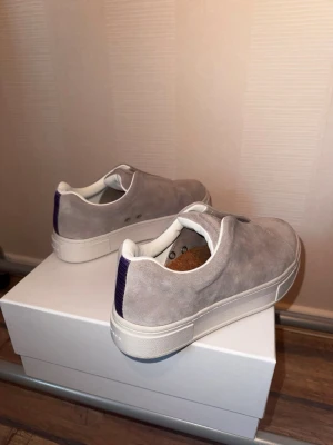 Grå mocka sneakers från Eytys - Eytys storlek 40 som var lite för små för mig därför bara använd 2ggr. Köptes för 1299kr. Väldigt stilren och snyggt att ha till vilka plagg som. Sköna skor