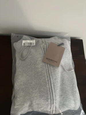 Burberry zip - Hej. Jag säljer min burberry zip som jag aldrig använt. Priset kan diskuteras. 