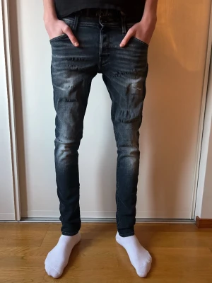 Jack&jones jeans - Säljer ett par svarta jeans ifrån Jack&jones. Jeansen är stilrena och passar till allt. Storlek är 30-32. Dom passar bra till alla årstider ❄️🌼☀️🍁