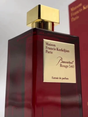 Baccarat Rouge 540 Extrait 200 ml (Originalpris $800) - Lyxig parfym från Maison Francis Kurkdjian Paris. Extrait de parfum-versionen av Baccarat Rouge 540. Tillverkad i Frankrike. Perfekt för dig som vill sticka ut med en exklusiv doft.  (Pris går att diskuteras)!!