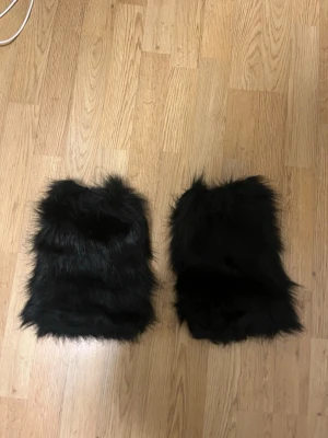 Fluffiga benvärmare  - Jättecoola benvärmare med svart päls. Köp nu eller skriv om du har frågor!