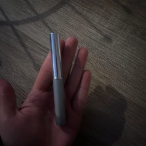 Clinique Almost Lipstick Black Honey - Clinique Almost Lipstick Black Honey i färgen Black Honey 06. Den är lite använd men är i väldigt bra skick. Och den framhäver läpparna på alla olika hudfärger