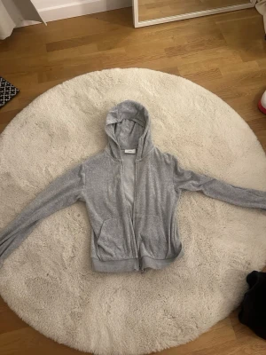 Grått juicy couture sett byxor och sip tröja - Säljer ett grått juicy couture sett i storlek XS. Bra skick och används fåtal gånger. Är äkta Juicy couture.