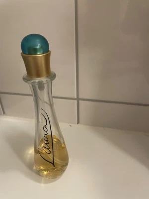 Laura Eau de Toilette 50ml - Upptäck Laura från Laura Biagiotti – en klassisk Eau de Toilette i 50 ml flaska. Perfekt för dig som vill ha en tidlös och elegant doft i din samling. Ungefär 20ml kvar.