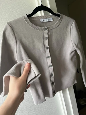 Zara cardigan - Cardigan från Zara i fin kvalitet, nyskick! Storlek S.