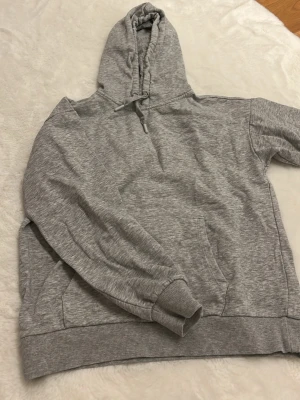 Grå hoodie - Söt hoodie från Gina.❤️